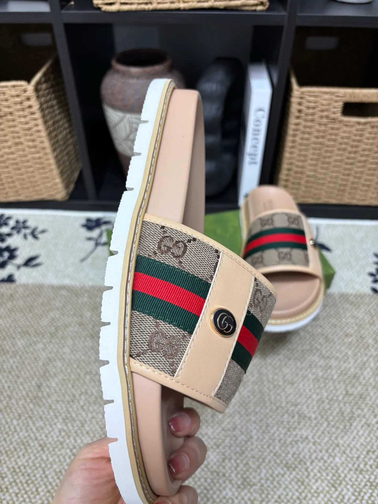 Factory 💰 300 yuan Gucci slippers] high-end men's shoes brand official website 1:1 latest masterpiece: original mold customization, the fabric is made of imported original materials, upgraded outsole, lighter and non-slip. The market's top quality, simple yet tasteful, a must-have for fashionistas, fashionable at your feet, full of confidence, the same style at the counter 👍The season of summer slippers is here. Code: 38-45 (45 customized)